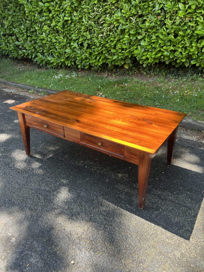 Table basse en acajou massif ouvrant par deux tiroirs en ceinture,