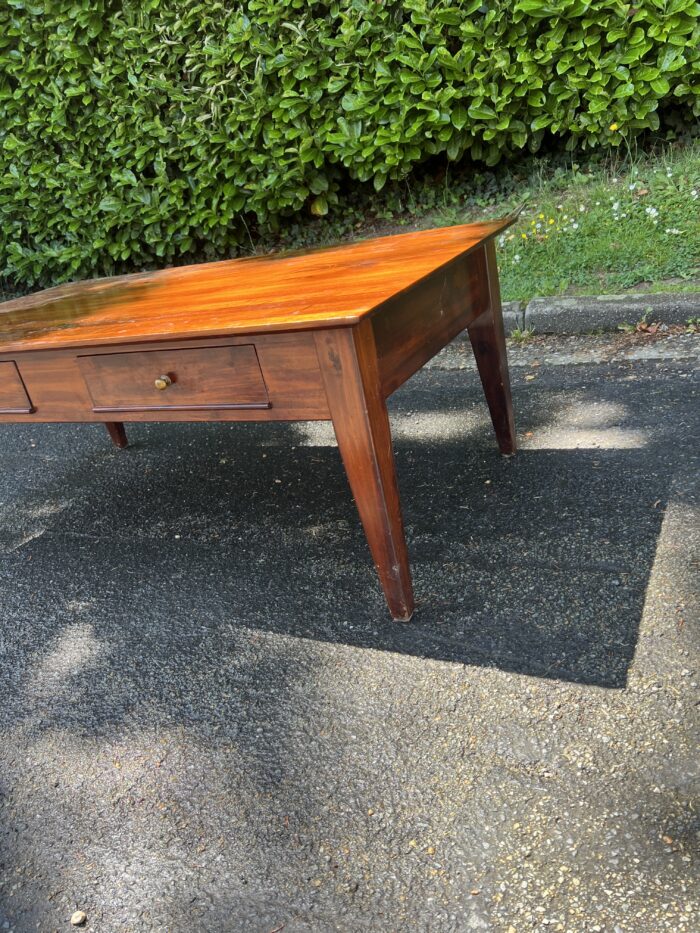 Table basse en acajou massif ouvrant par deux tiroirs en ceinture,