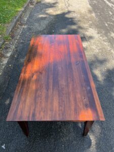 Table basse en acajou massif ouvrant par deux tiroirs en ceinture,