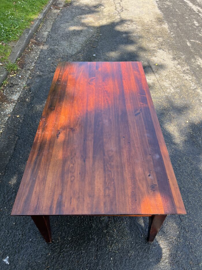 Table basse en acajou massif ouvrant par deux tiroirs en ceinture,