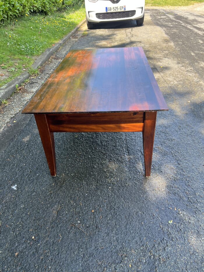 Table basse en acajou massif ouvrant par deux tiroirs en ceinture,