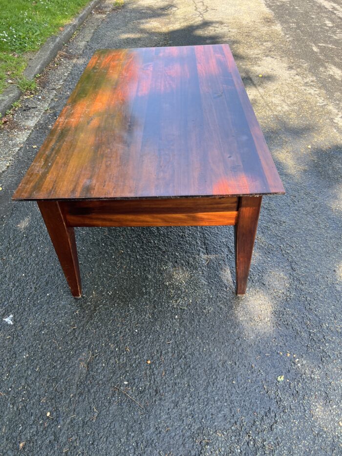 Table basse en acajou massif ouvrant par deux tiroirs en ceinture,