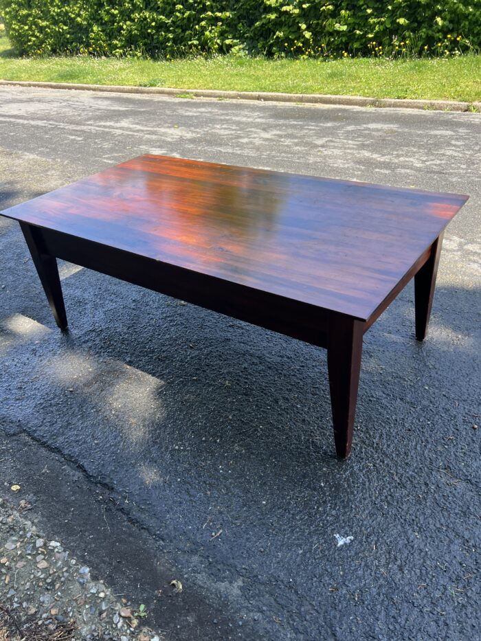 Table basse en acajou massif ouvrant par deux tiroirs en ceinture,