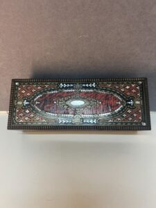 Boîte à gants en bois noirci Napoléon III avec incrustations de laiton, de nacre et écaille de tortue, XIXe siècle