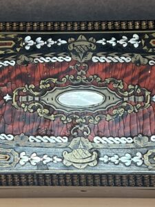 Boîte à gants en bois noirci Napoléon III avec incrustations de laiton, de nacre et écaille de tortue, XIXe siècle