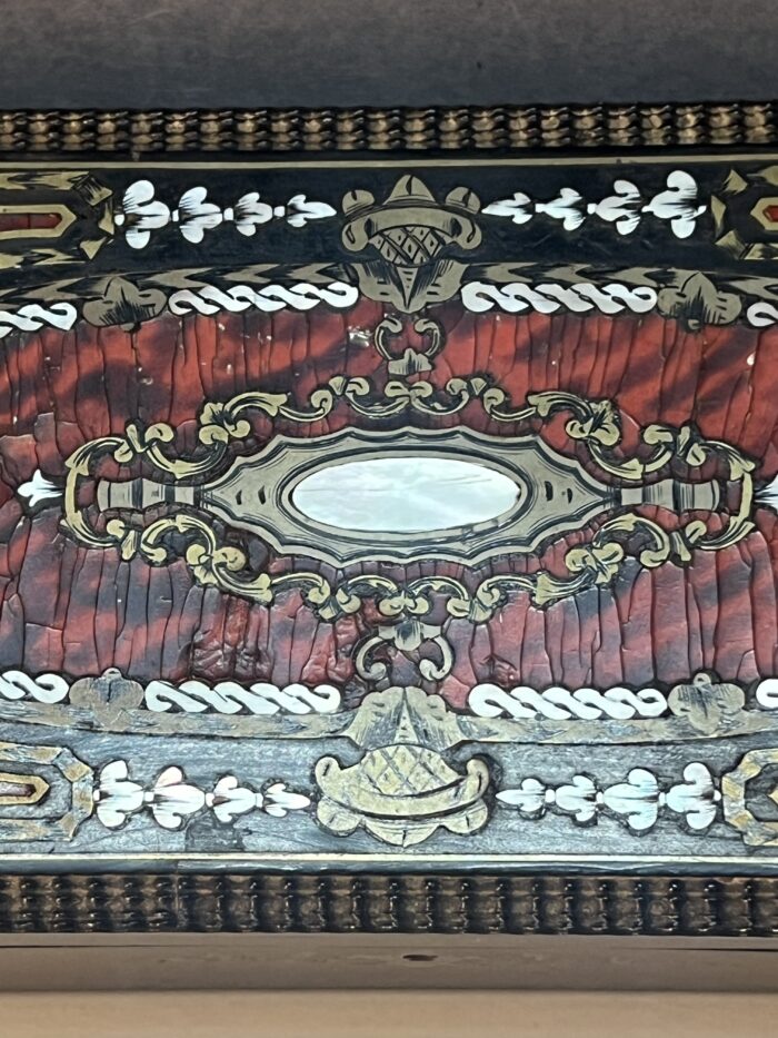Boîte à gants en bois noirci Napoléon III avec incrustations de laiton, de nacre et écaille de tortue, XIXe siècle