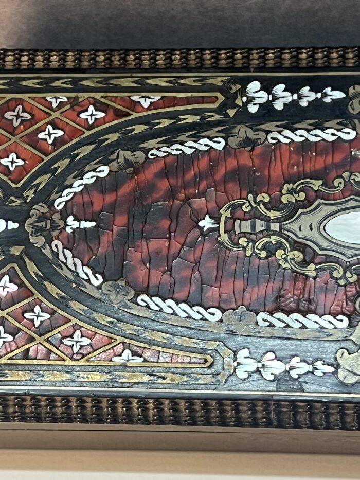 Boîte à gants en bois noirci Napoléon III avec incrustations de laiton, de nacre et écaille de tortue, XIXe siècle