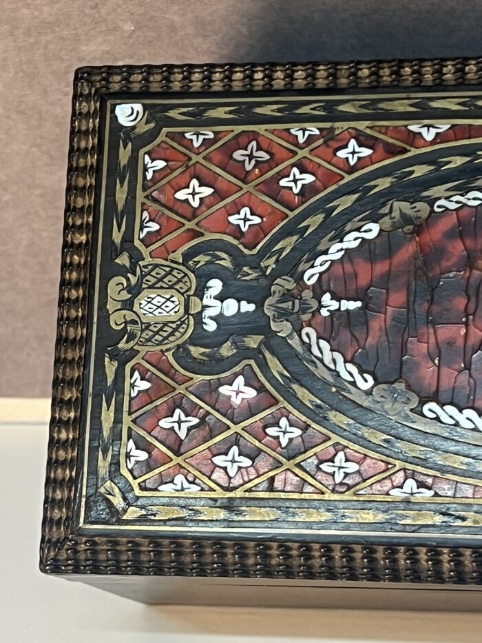 Boîte à gants en bois noirci Napoléon III avec incrustations de laiton, de nacre et écaille de tortue, XIXe siècle