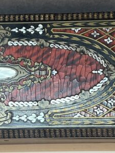 Boîte à gants en bois noirci Napoléon III avec incrustations de laiton, de nacre et écaille de tortue, XIXe siècle
