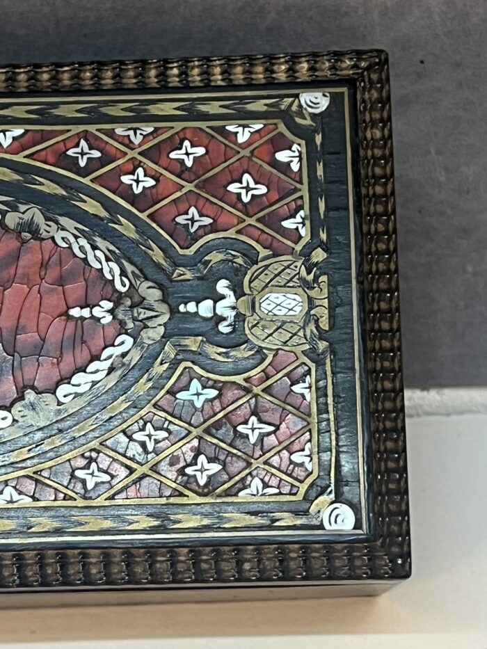 Boîte à gants en bois noirci Napoléon III avec incrustations de laiton, de nacre et écaille de tortue, XIXe siècle