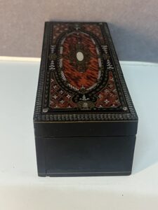 Boîte à gants en bois noirci Napoléon III avec incrustations de laiton, de nacre et écaille de tortue, XIXe siècle