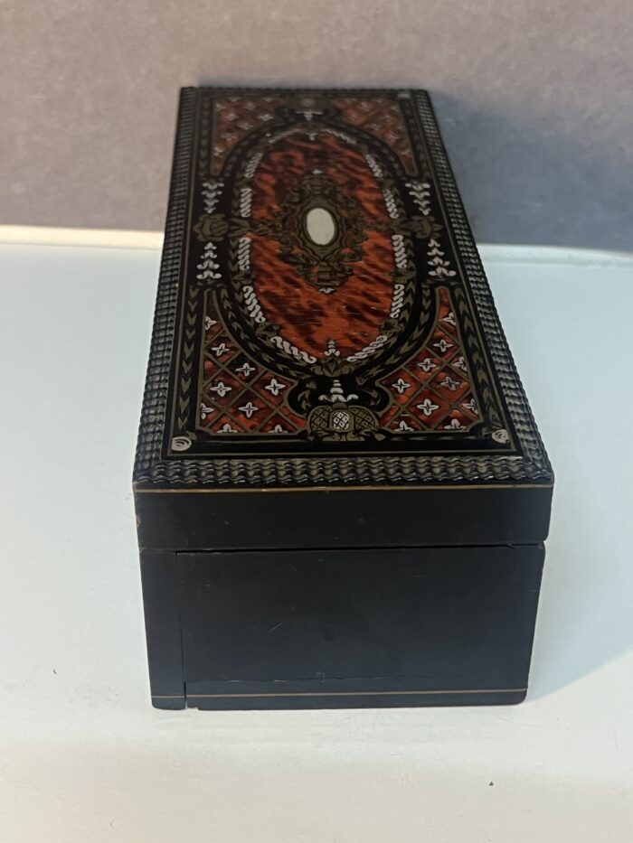 Boîte à gants en bois noirci Napoléon III avec incrustations de laiton, de nacre et écaille de tortue, XIXe siècle
