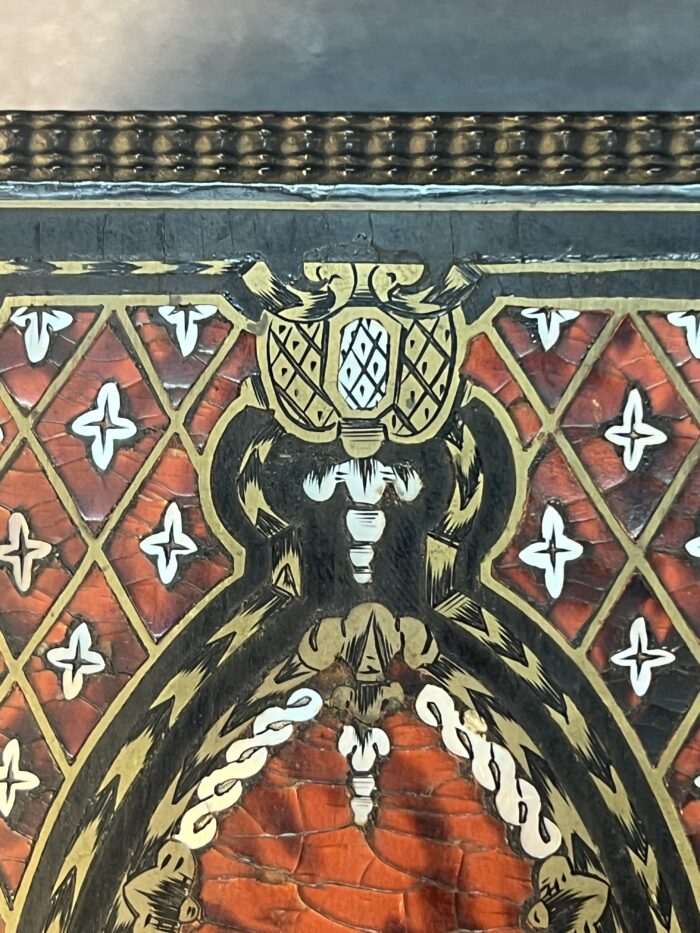 Boîte à gants en bois noirci Napoléon III avec incrustations de laiton, de nacre et écaille de tortue, XIXe siècle
