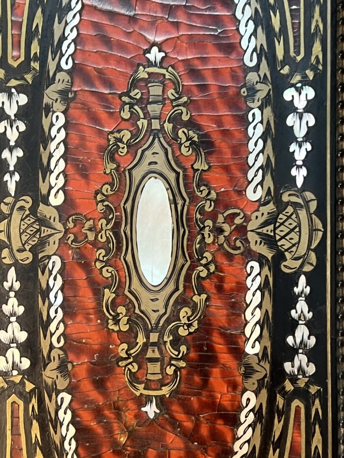 Boîte à gants en bois noirci Napoléon III avec incrustations de laiton, de nacre et écaille de tortue, XIXe siècle