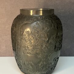 Vase Lalique France, décor de biches, couleur fumé, hauteur 17.3 cm