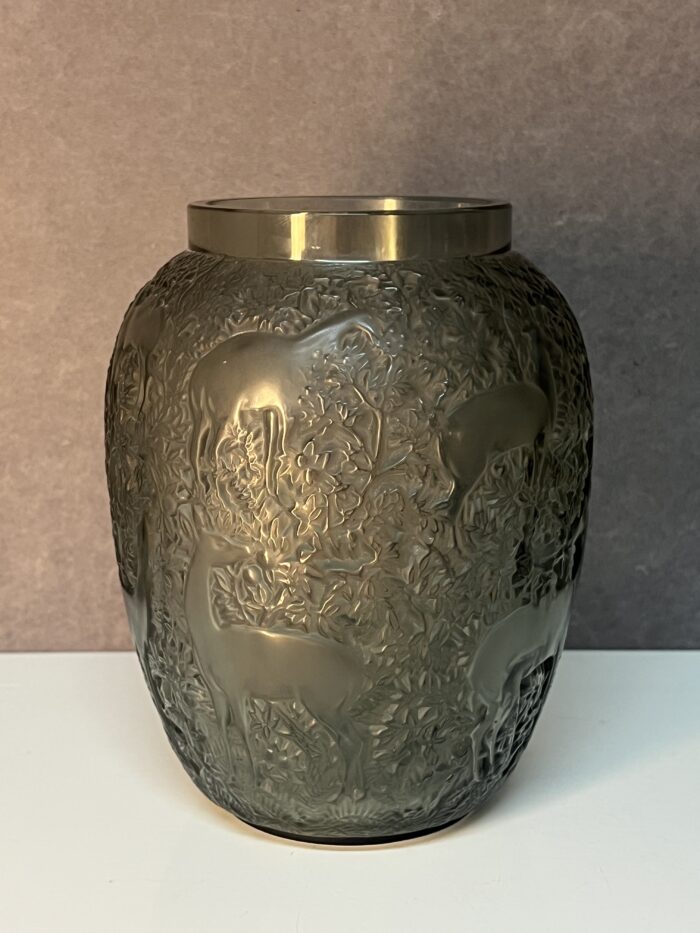Vase Lalique France, décor de biches, couleur fumé, hauteur 17.3 cm