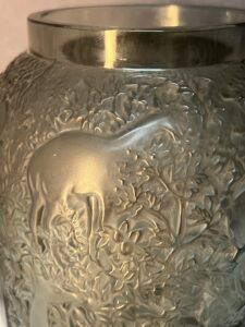 Vase Lalique France, décor de biches, couleur fumé, hauteur 17.3 cm
