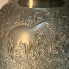Vase Lalique France, décor de biches, couleur fumé, hauteur 17.3 cm