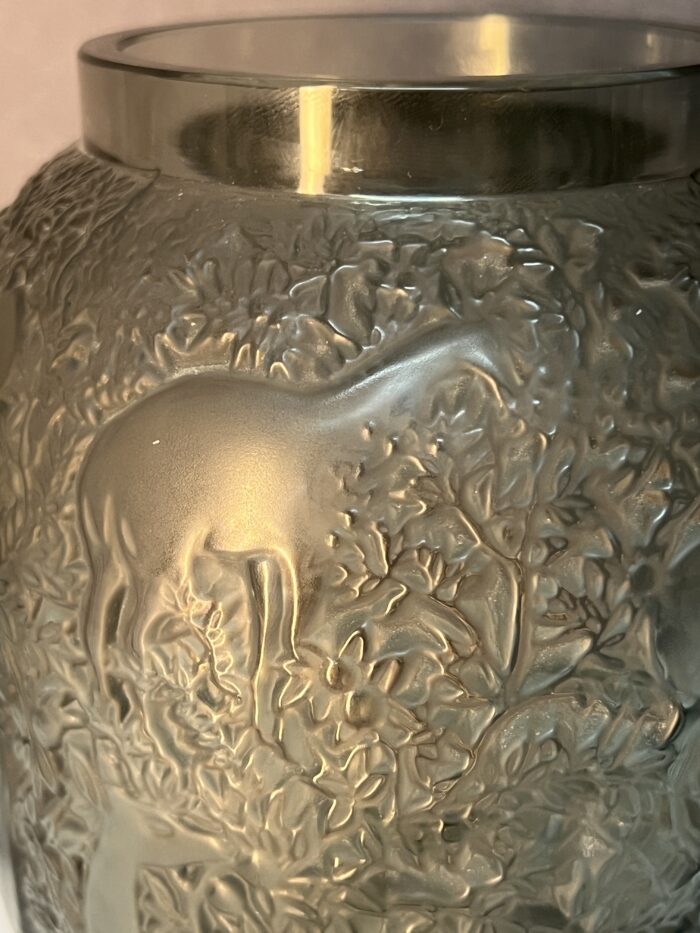 Vase Lalique France, décor de biches, couleur fumé, hauteur 17.3 cm
