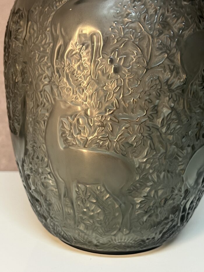 Vase Lalique France, décor de biches, couleur fumé, hauteur 17.3 cm