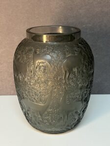Vase Lalique France, décor de biches, couleur fumé, hauteur 17.3 cm