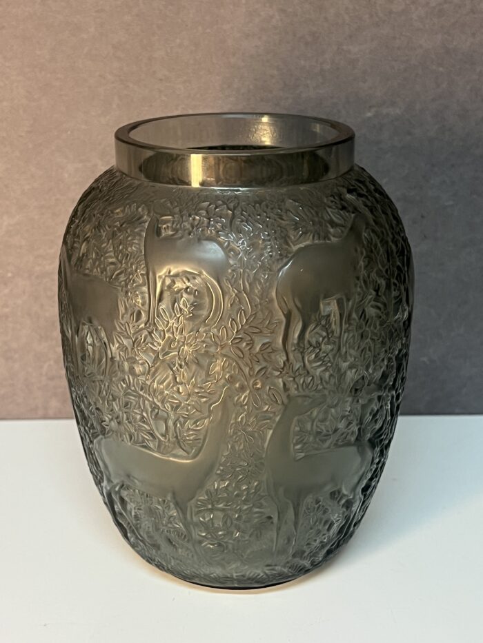 Vase Lalique France, décor de biches, couleur fumé, hauteur 17.3 cm