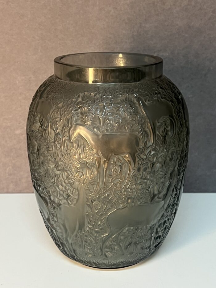 Vase Lalique France, décor de biches, couleur fumé, hauteur 17.3 cm