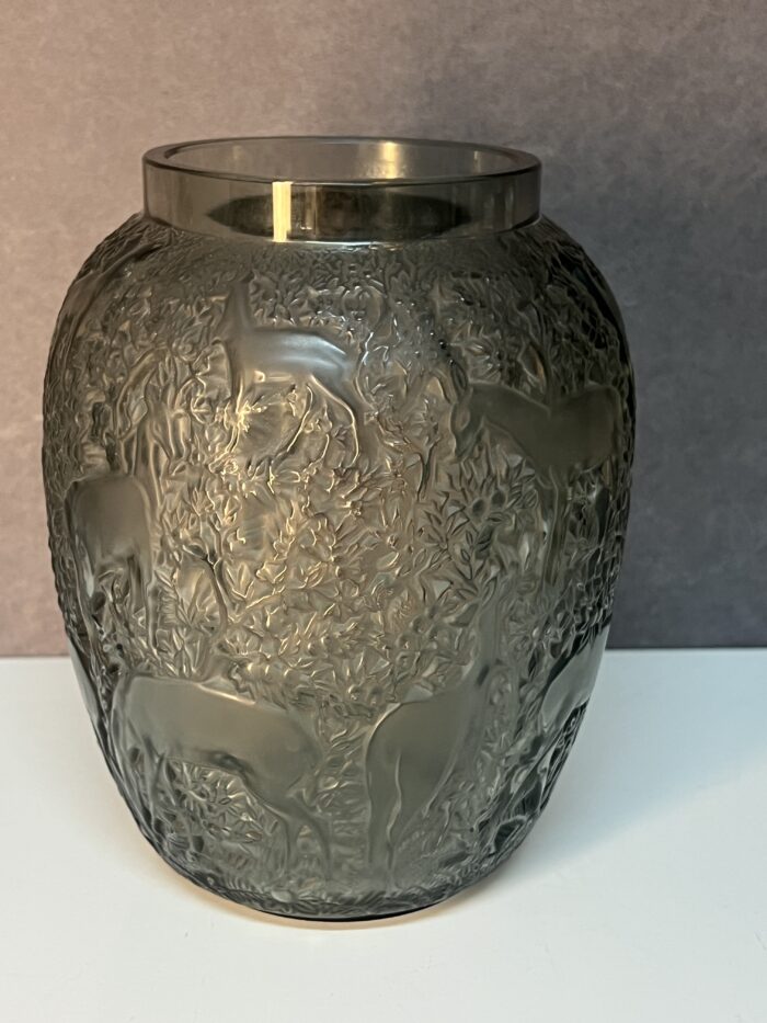 Vase Lalique France, décor de biches, couleur fumé, hauteur 17.3 cm