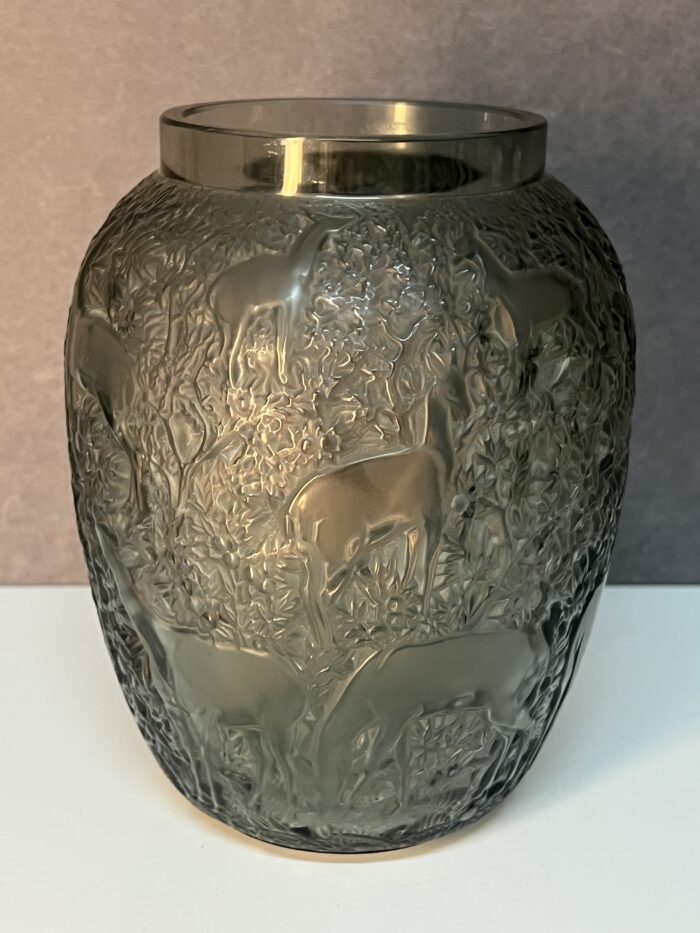 Vase Lalique France, décor de biches, couleur fumé, hauteur 17.3 cm