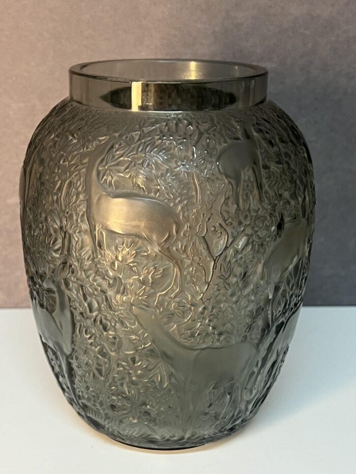 Vase Lalique France, décor de biches, couleur fumé, hauteur 17.3 cm
