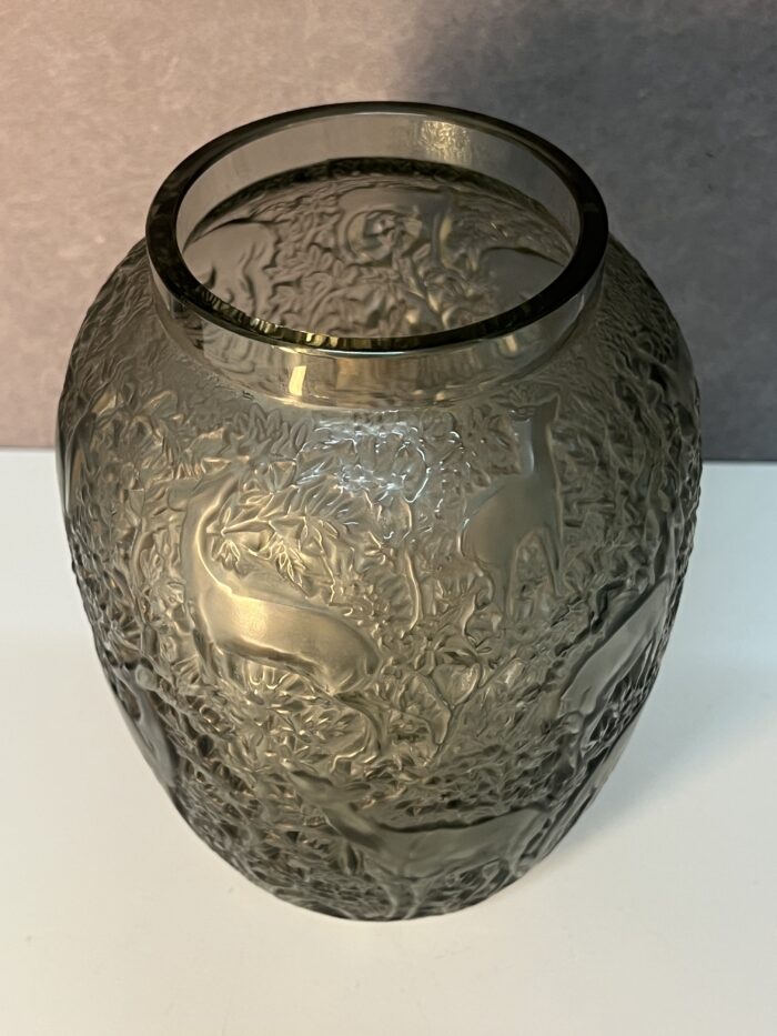 Vase Lalique France, décor de biches, couleur fumé, hauteur 17.3 cm