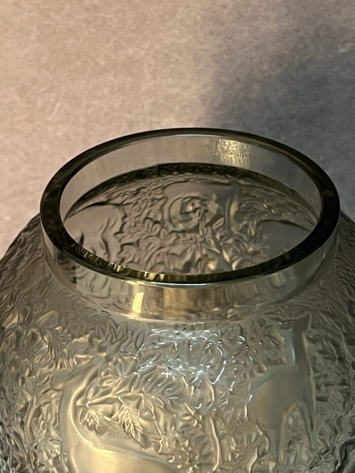 Vase Lalique France, décor de biches, couleur fumé, hauteur 17.3 cm