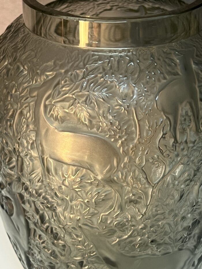 Vase Lalique France, décor de biches, couleur fumé, hauteur 17.3 cm