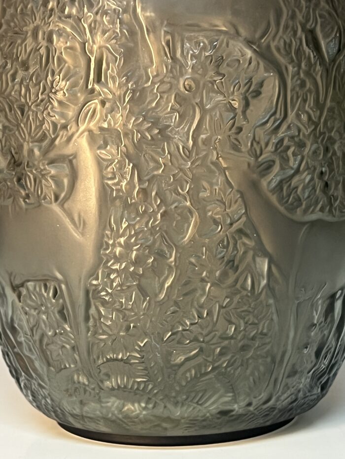 Vase Lalique France, décor de biches, couleur fumé, hauteur 17.3 cm