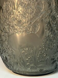 Vase Lalique France, décor de biches, couleur fumé, hauteur 17.3 cm
