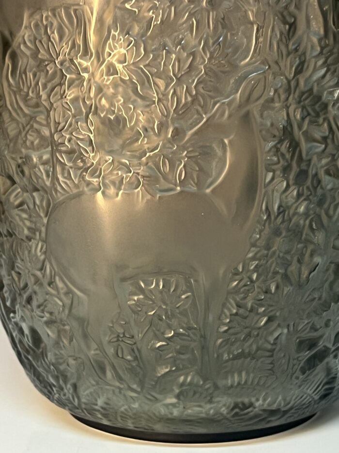 Vase Lalique France, décor de biches, couleur fumé, hauteur 17.3 cm