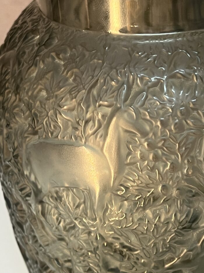 Vase Lalique France, décor de biches, couleur fumé, hauteur 17.3 cm