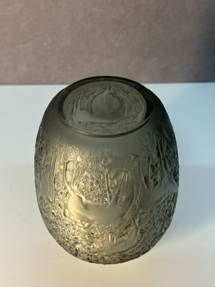 Vase Lalique France, décor de biches, couleur fumé, hauteur 17.3 cm