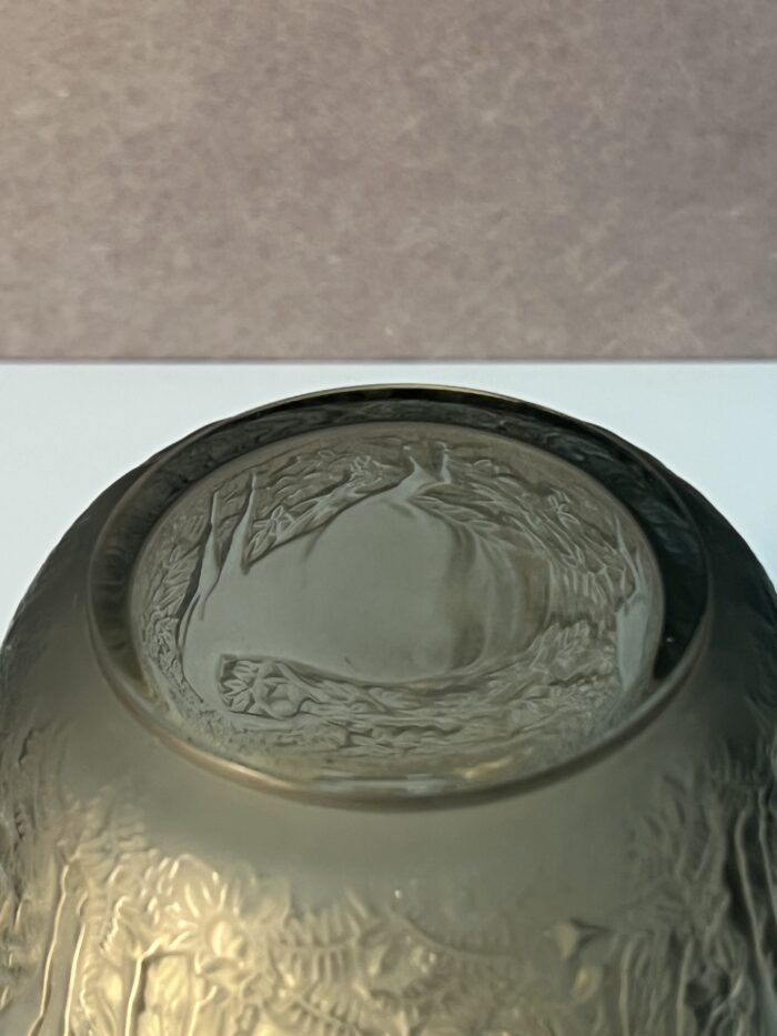 Vase Lalique France, décor de biches, couleur fumé, hauteur 17.3 cm