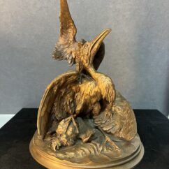 Sculpture en bronze massif d'une attaque d'un aigle sur un héron, signature à déchiffrer, XIXe siècle