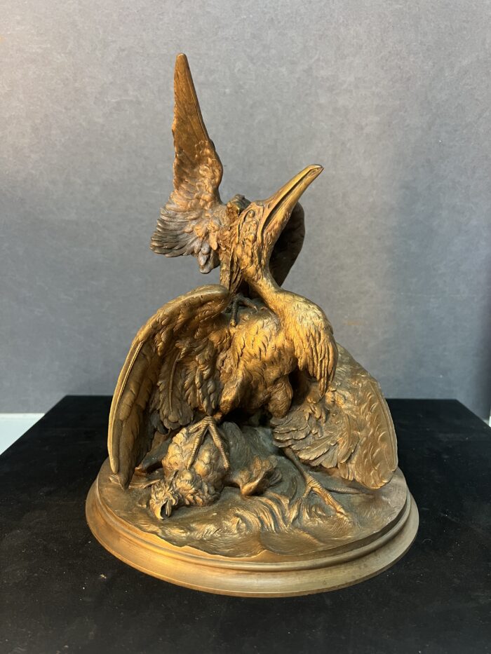 Sculpture en bronze massif d'une attaque d'un aigle sur un héron, signature à déchiffrer, XIXe siècle