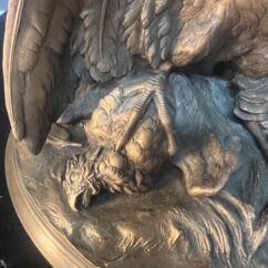 Sculpture en bronze massif d'une attaque d'un aigle sur un héron, signature à déchiffrer, XIXe siècle