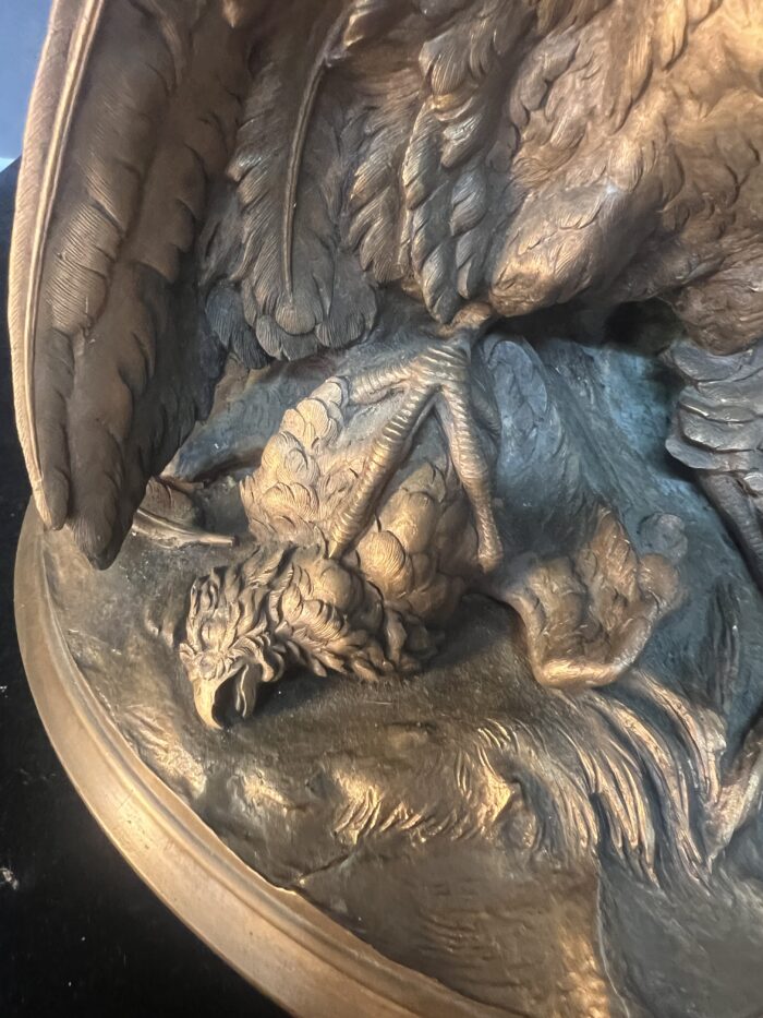 Sculpture en bronze massif d'une attaque d'un aigle sur un héron, signature à déchiffrer, XIXe siècle