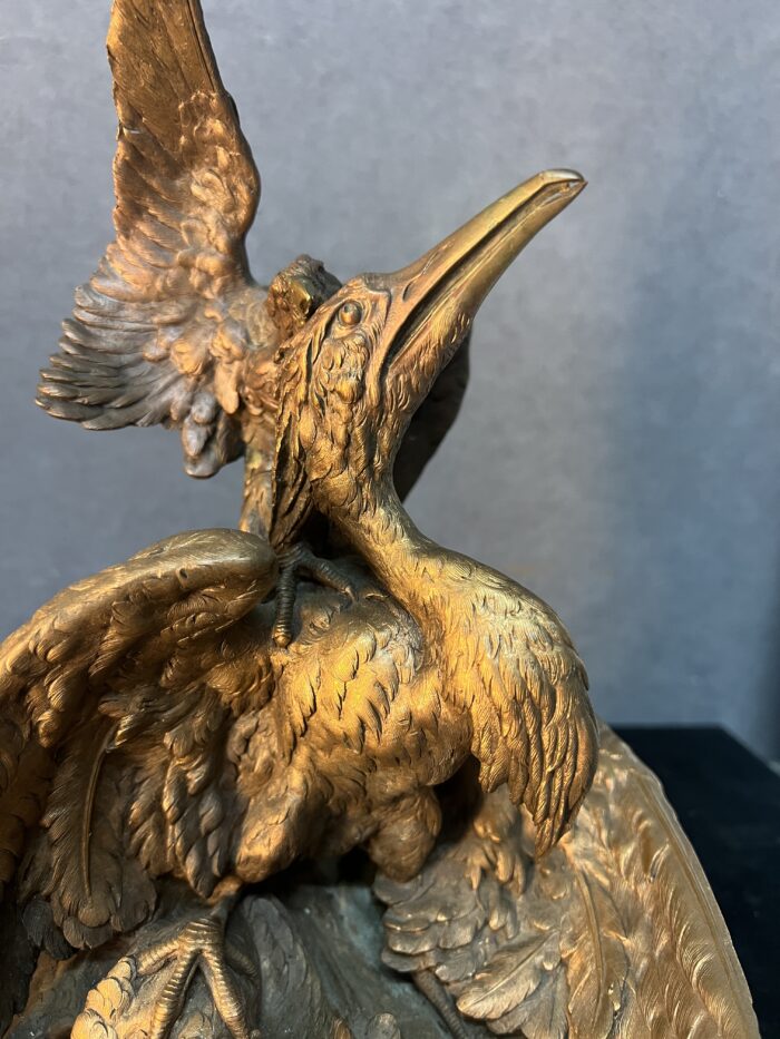 Sculpture en bronze massif d'une attaque d'un aigle sur un héron, signature à déchiffrer, XIXe siècle