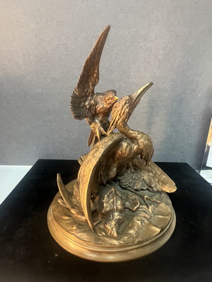Sculpture en bronze massif d'une attaque d'un aigle sur un héron, signature à déchiffrer, XIXe siècle