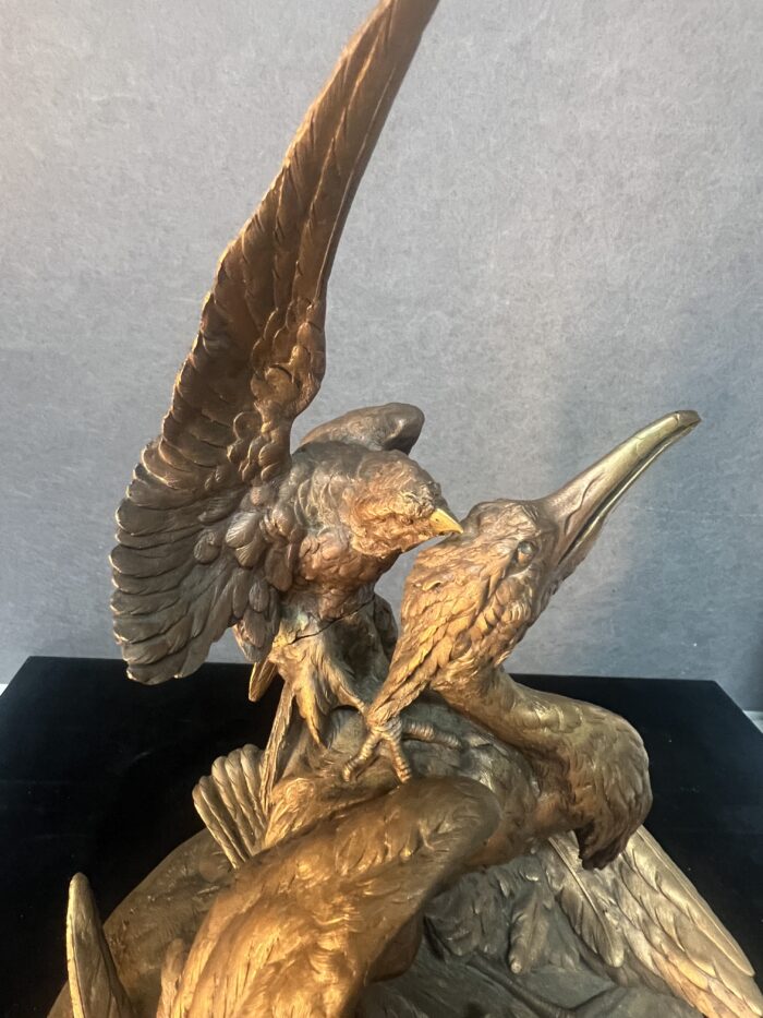 Sculpture en bronze massif d'une attaque d'un aigle sur un héron, signature à déchiffrer, XIXe siècle