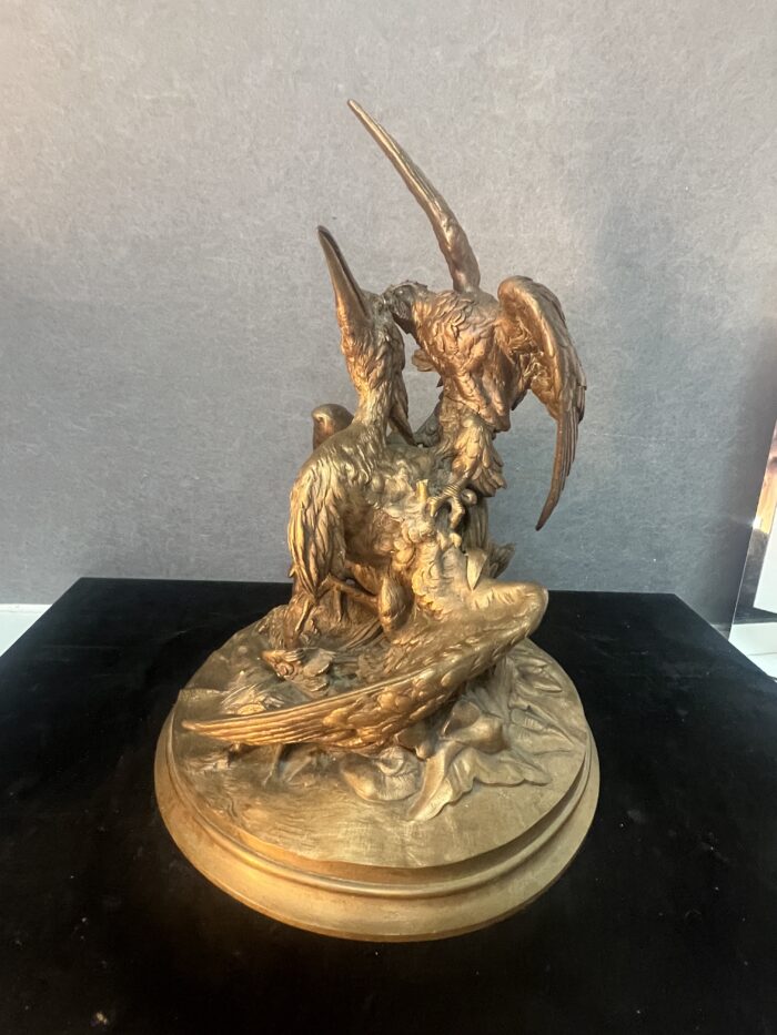 Sculpture en bronze massif d'une attaque d'un aigle sur un héron, signature à déchiffrer, XIXe siècle
