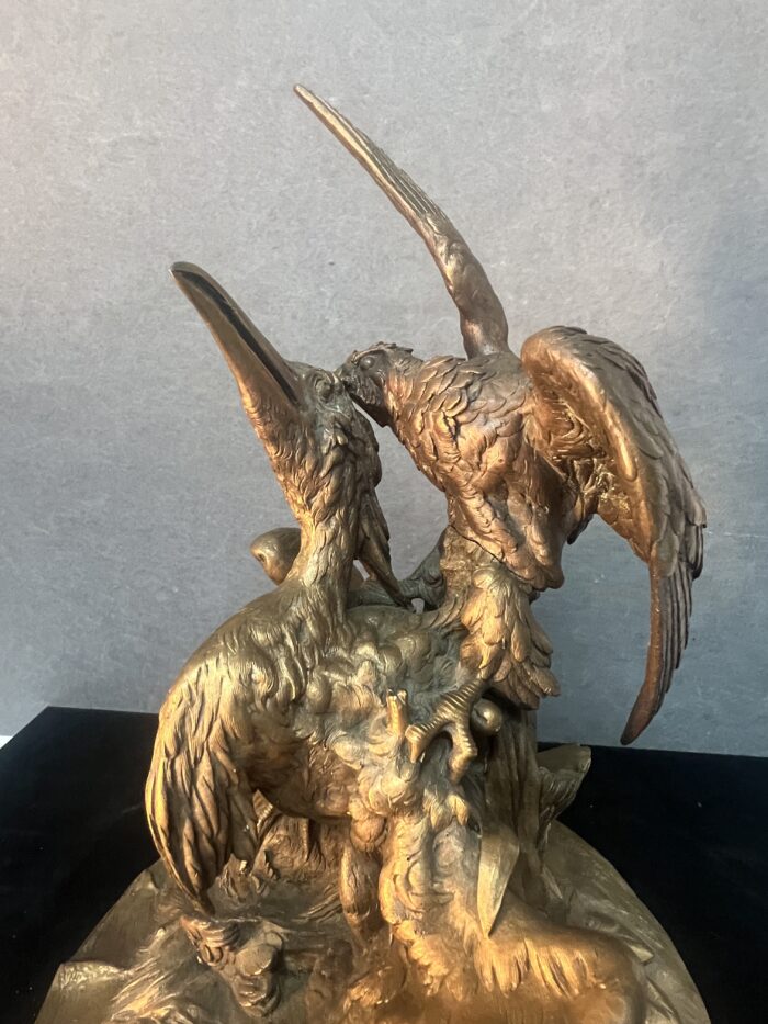 Sculpture en bronze massif d'une attaque d'un aigle sur un héron, signature à déchiffrer, XIXe siècle