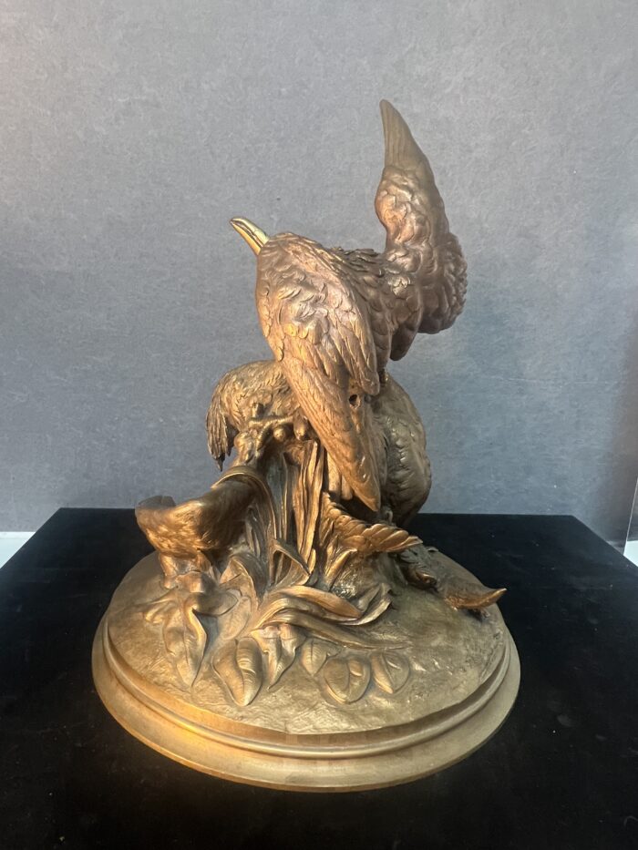 Sculpture en bronze massif d'une attaque d'un aigle sur un héron, signature à déchiffrer, XIXe siècle