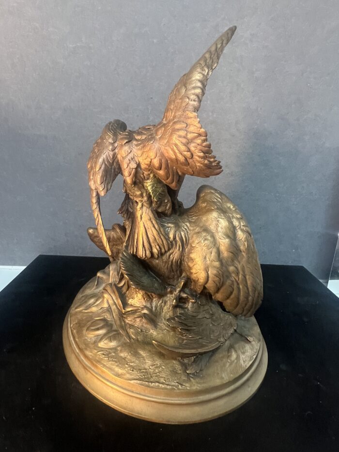 Sculpture en bronze massif d'une attaque d'un aigle sur un héron, signature à déchiffrer, XIXe siècle